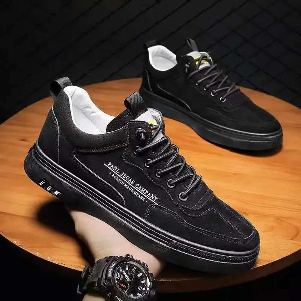 2023 Designer clássico tênis vulcanizados para homens Trend Treinador de couro casual Mens que andam de corrida Jo Gging Shoes