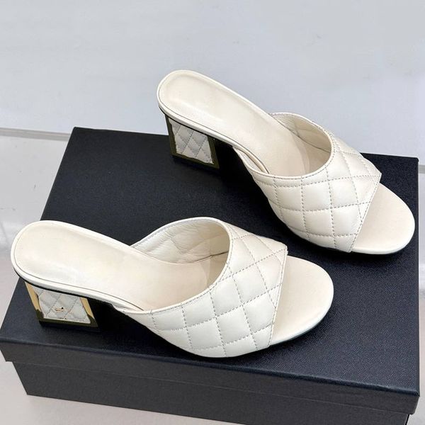 Sandálias de saltos grossos de casca de casca de casca acolchoada hardware de textura Matelasse Slingbacks Shoes de lazer ao ar livre calçad