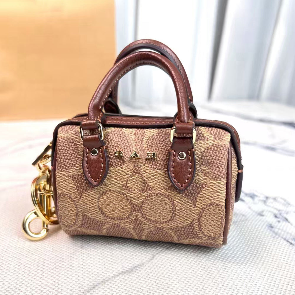 Designer Keychain Leather Trim Bag Buckle Glamour Women&#039;s Fashion Keychain With Box Refreshing Style Bag Keychain Pendant01