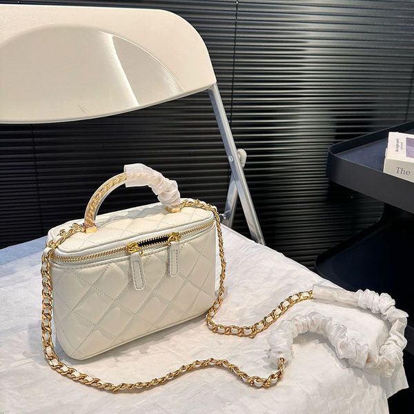 Designer Makeup Acrylic chain handlequality leather Crossbody saddle s Handbagsl Zipper cosmetic bag Fortune Messenger Bag 17.5m