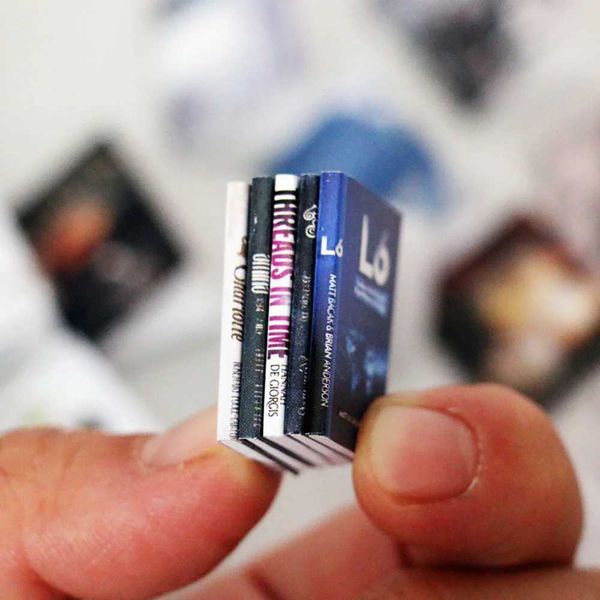 5PCS Random Style Mini Flip Book Scale Model Ornaments 1 12 Dollhouse Miniature Fashion Magazine Books Simulation Models DecorXJ240828