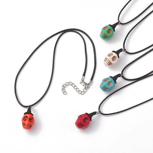 Collares con colgante de calavera de turquesa sintética teñidos con tema de Halloween