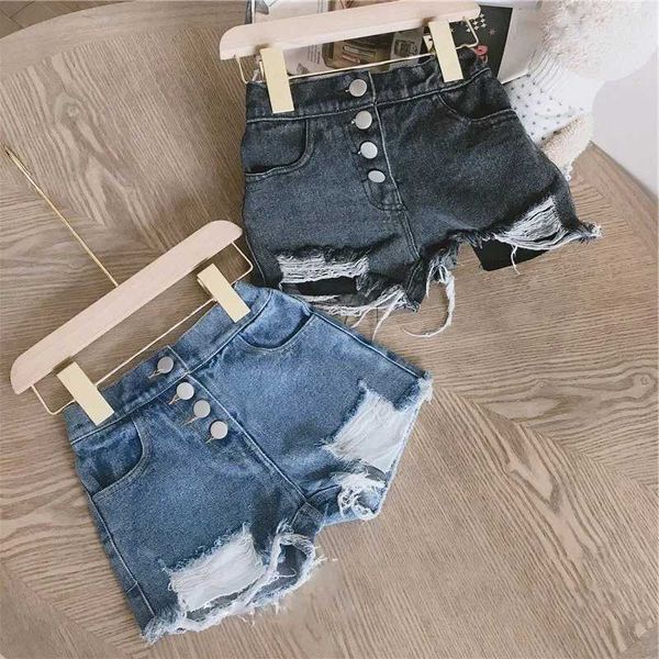 Shorts Summer meninos e meninas calças lavadas de jeans rasgados calças quentes 2024 verão nova moda Childrens Clothing h241216