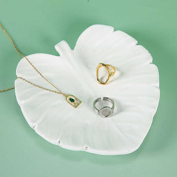 Tabletts zur Präsentation von Schmuck aus Blattharz