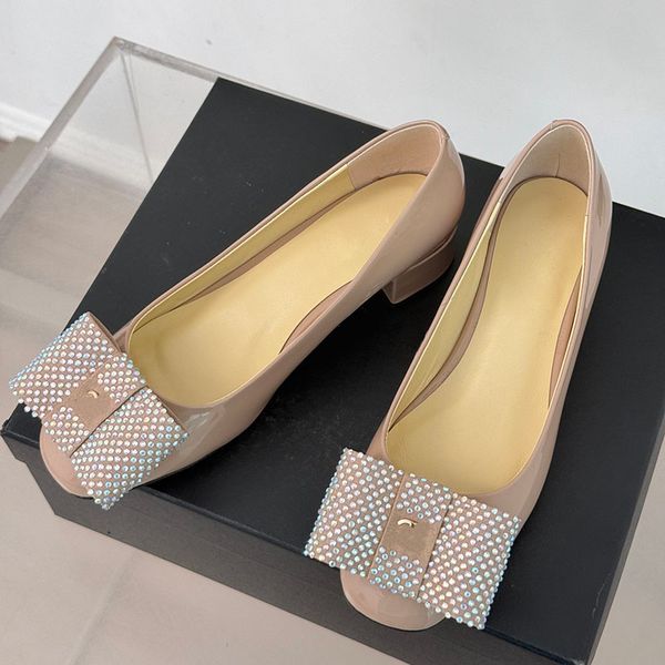 Mulher Ballet Shoe Designer Patente Calf Couro Mary Jane Vintage Rhinestone Bow Chunky Soels Shoes Praça dos dedos do vestido Sapato preto c