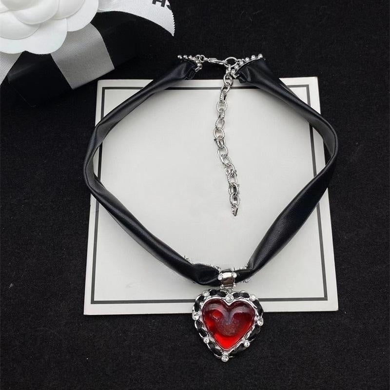 Luxury Brand Designer Necklace Fashion Womens Necklaces Choker 18K Gold Plated C Letters Crystal Heart Pendant Chain Necklace Wedding Party Jewelry