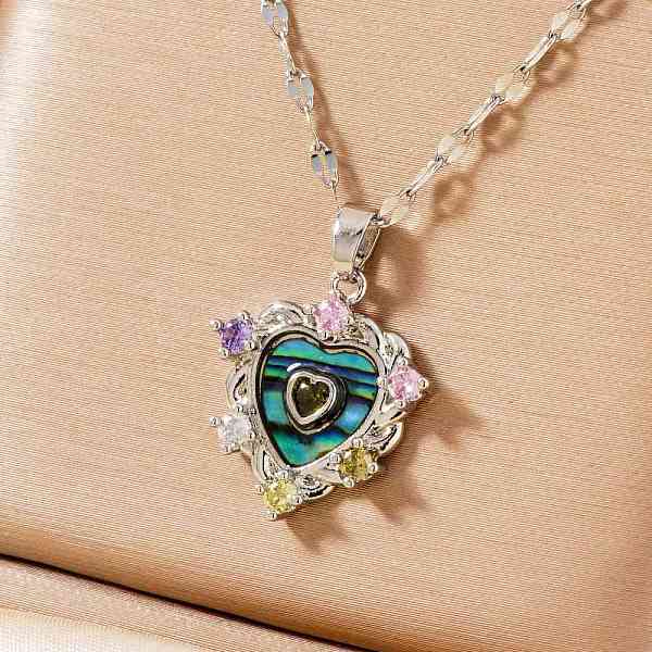 Collares colgantes en forma de corazón de circonita cúbica de colores de latón