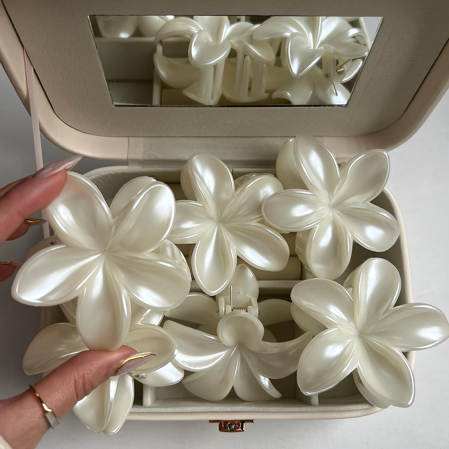 TEMU 6pcs Elegant White Flower Hair Claw Clips - Medium Size, Glossy Finish, Beach Vacations & Women’s Fashion Accessories, Stylish Hairdos, Seashell