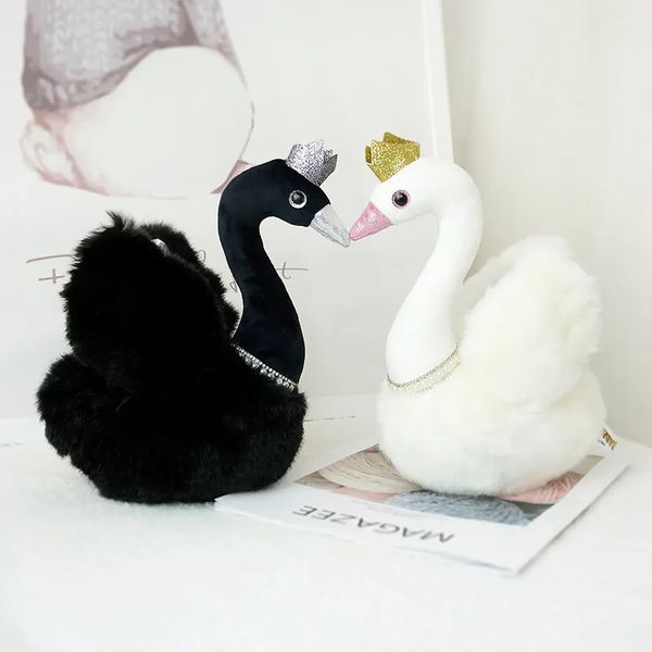 2024 Princess Crown Black Swan Plush Toy Peal Necklace White Swans Couple Queen Plushie Wedding Decor Dolls for Present 28cm