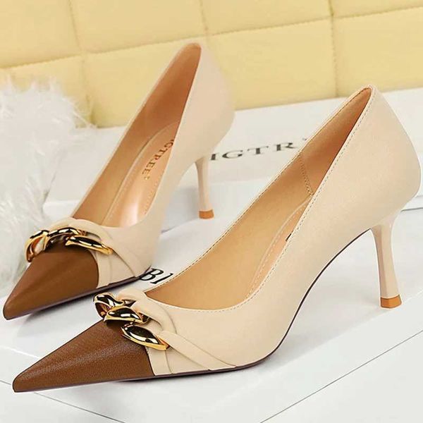 Western Style Party Women Shoes 7cm Saltos altos finos rasos de cores mistas pontiagudas decoração de cadeia de meta