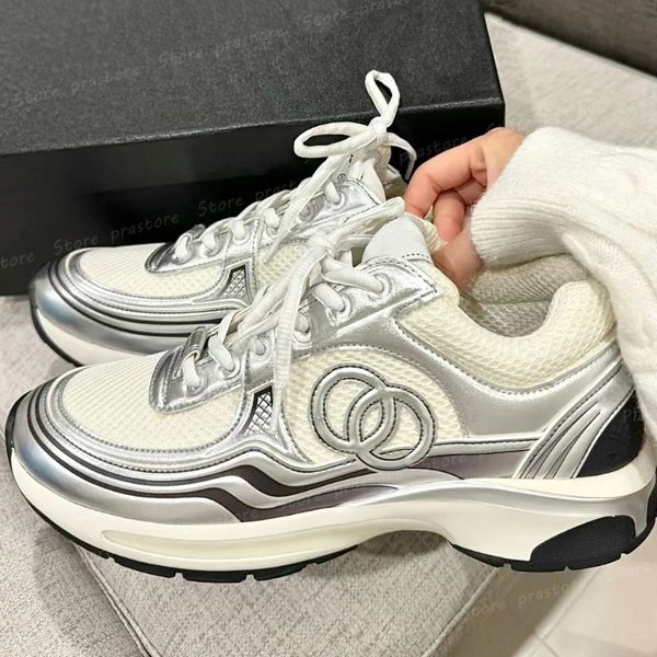 Designer Running Shoes Sport Runner Runner Lace Up Sneakers Sapato Gold Sier Sier Metálico Flata Mulher Mesh Mesh Calfskin Nylon Reflexivo