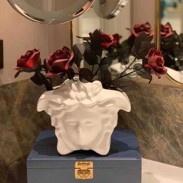 Vases Facial resin vase Medusa flower Nordic decorated flower vase Gorgon luxurious dry flower vase home interior decoration J240515