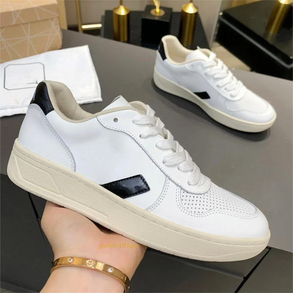 Daily board shoe set with straps and free socks as a gift, making it an ideal choice for leisure, office, and outdoor adventures