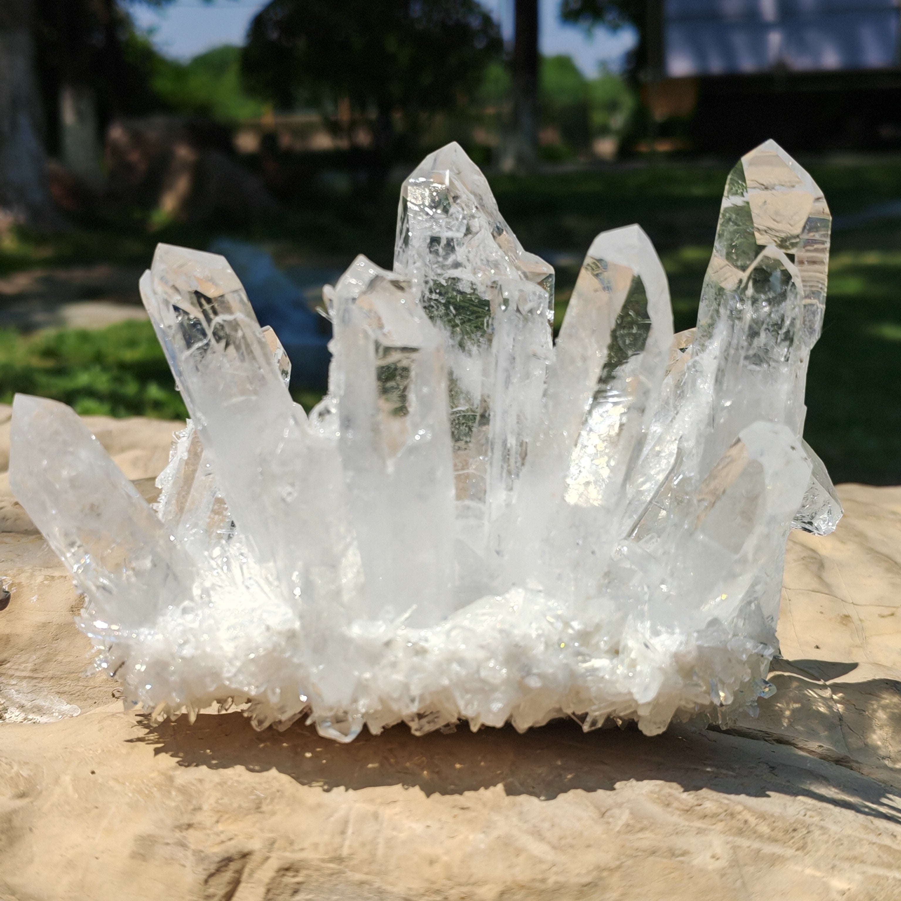 TEMU Office ; Elegant Cluster Of Crystal - And Transparent, For Home Decor. Crystal Figurines