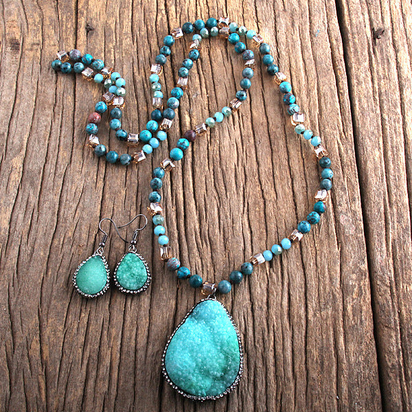 Ensemble collier et boucles d'oreilles pendantes en verre de style bohème en forme de larme avec pendentif en apatite naturelle
