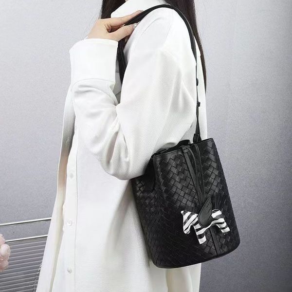 Bucket woven bag, sheepskin leather material, unique geometric lines, mobile phone bag, lipstick bag, ladies shoulder bag, ultra-thin and la