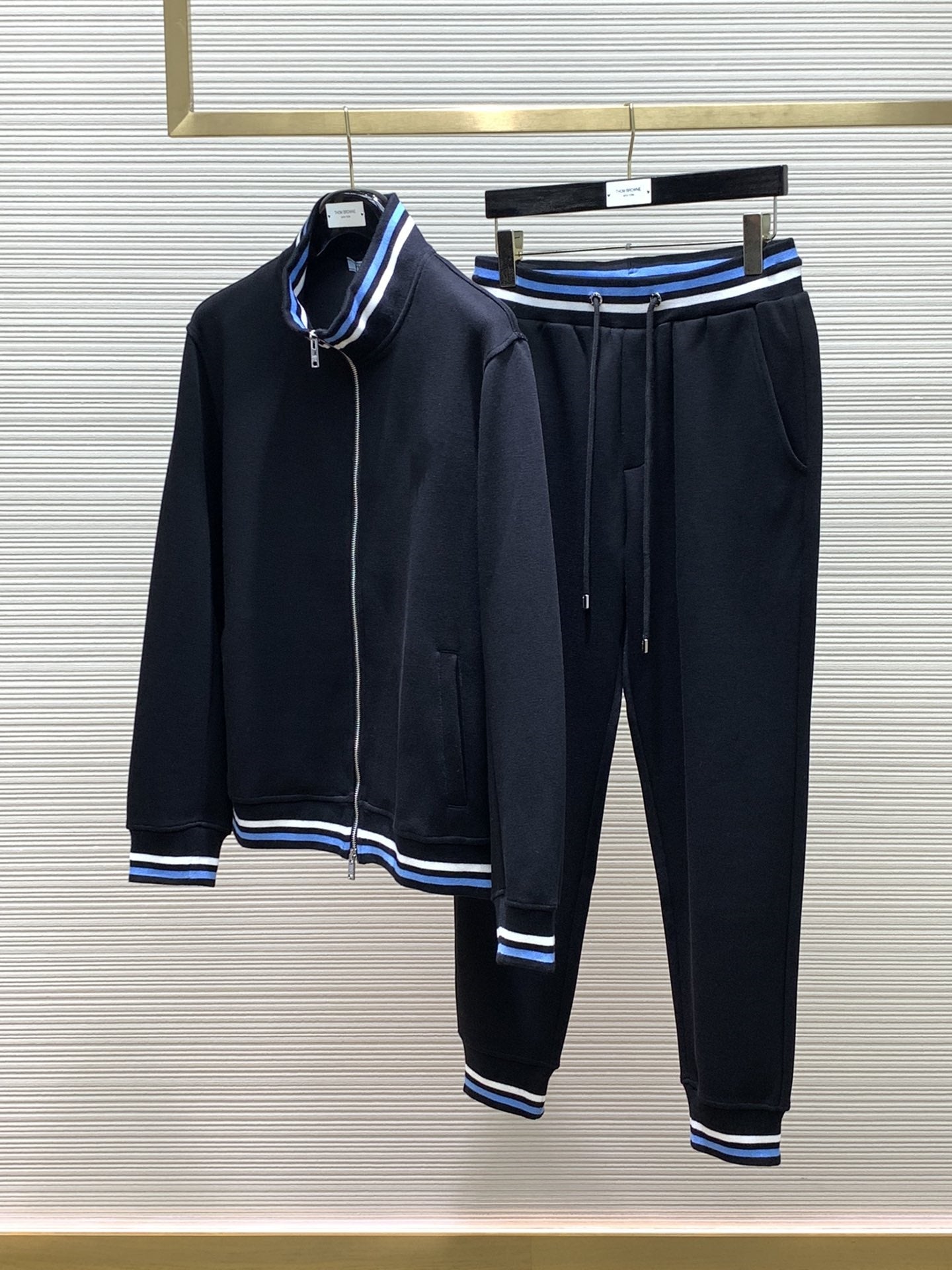 881879 Mens down jackets Stylist Coat Parka Classic Puffer Jacket Hooded Thick Down Coats Womens Feather Windproof Outerwear Set of top and pants