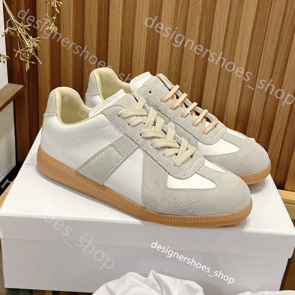 Replica sneakers Man Woman Soft Leather Shoes 100% real leather mirror quality designer Sneakers SIZE 35-45 luxury trainer outdoor shoes Flat runnin