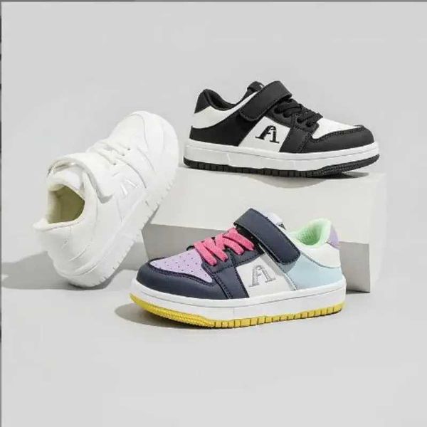 Sapatos casuais de crianças ao ar livre atléticas 2024 Autumn Novo Soft Soled Boys Sports Sapatos Anti Slip Baby Shoes Comércio Exterior Gir