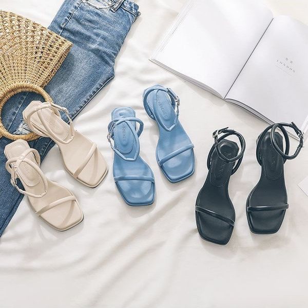 2024S Designer New One Belt Unique Shoe Design Women Outdoor Sandals Versatile Temperament Cool Trailer Low Heel Square Head Roman Shoes Exp