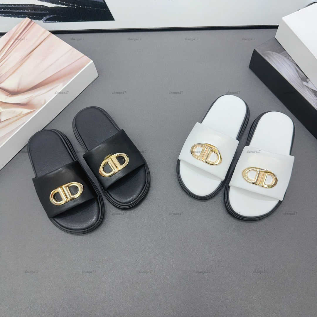 Top designer kids slippers summer baby shoes sizes 26-35 Including shoe box Gold metal logo decoration boys girls Sandals