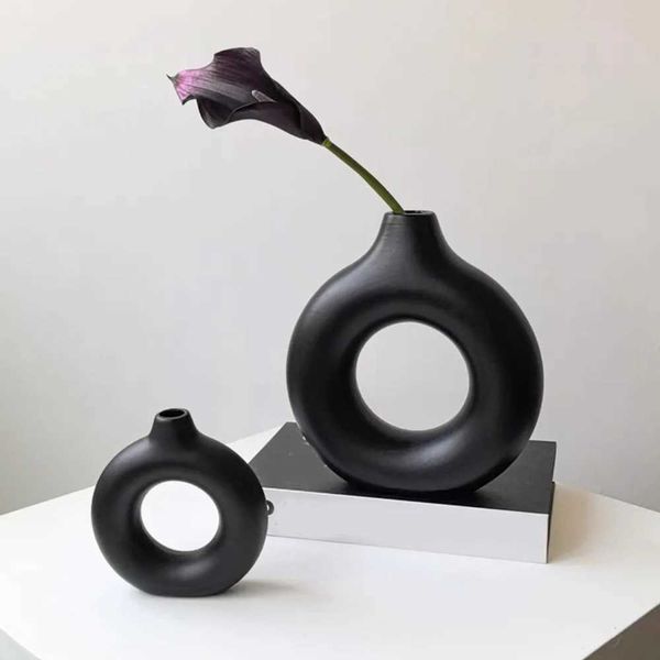 Vases Black Donut Shape Flower Vase Plastic Flat Minimalist Flowerpot Living Room Bedroom Decoration Creative Simple Flower Vase z241212