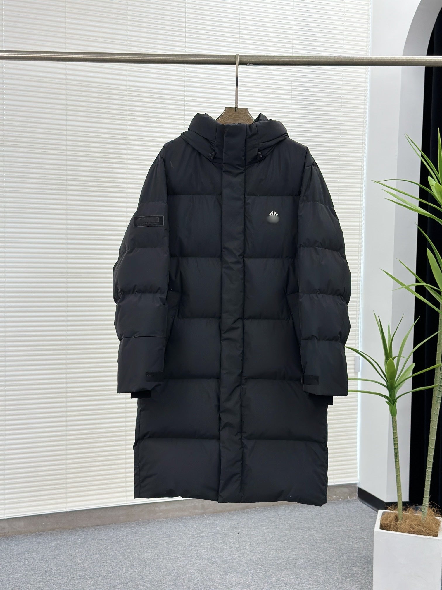Designer long standing collar down jacket button, made of thick, warm, windproof, fashionable, and simple fabric