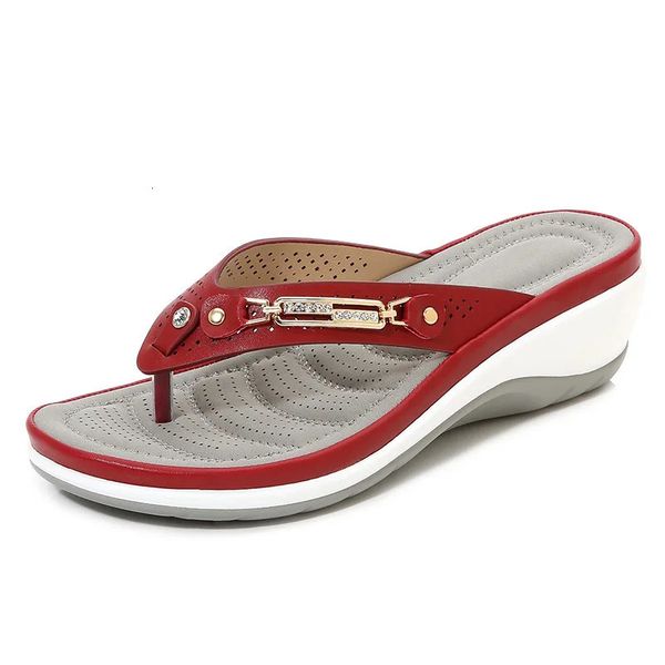 Flipes femininas verão Moda Metal Button Shoes Sapatos de cunha sandálias de praia Mulheres fora da plataforma lazer Flip Flip 250109