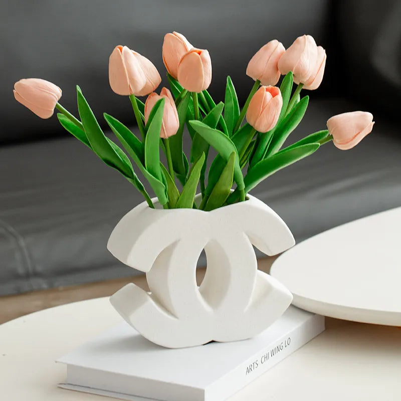 Vases 2024 ceramic vase designer ic shape white vase INS style floral cream style Nordic Dining table decoration vase home entrance ornament H250116