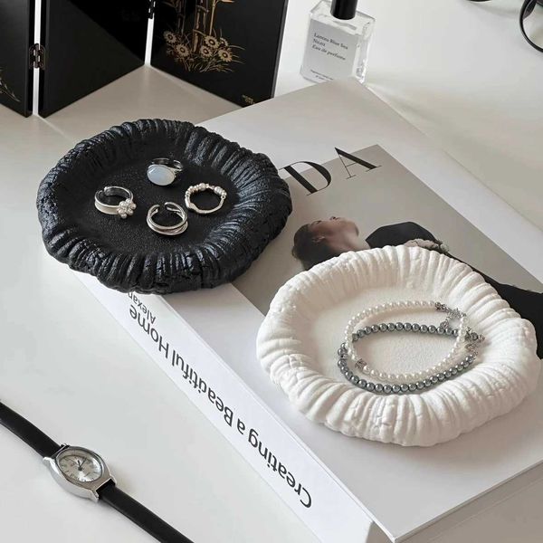 Decorative Plates Modern Simple Home Decoration Tray Ceramic Material Jewelry Storage Tray Creative Design Art Photography Prop Diameter 13c