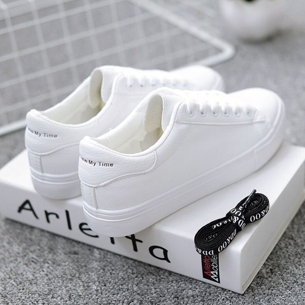 The Korean version of Little White Shoes for female students is very suitable for spring and autumn leather flat bottomed running shoes