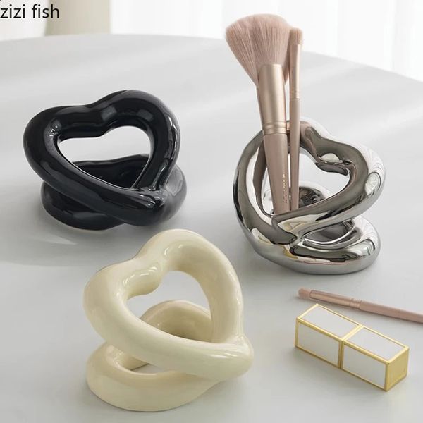 Ceramic Toothbrush Holder Creative Heart Shaped Toothpaste Holder Dressing Table Makeup Brush Storage Rack Bathroom Supplies 241223