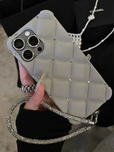 Luxury Designer Diamond Case for iPhone 15 Pro Max 16 Glitter Shiny Chain Strap Phone Holder Cover for iPhone 13 11 12 Pro 14 Z241226