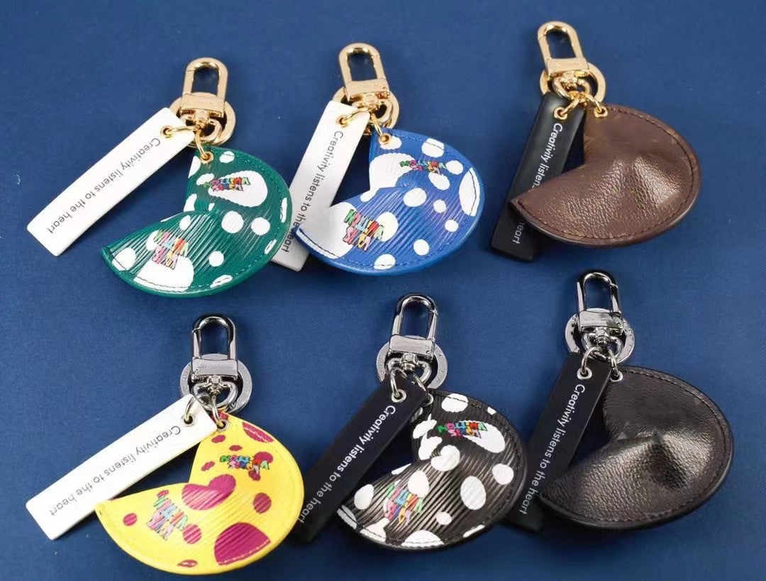 Designer Keychains Lanyards Fortune Cookie Hanging Car Monogram Bag Charm Jewelry Women Men Gifts Fashion PU Leather Key Chain Accessories