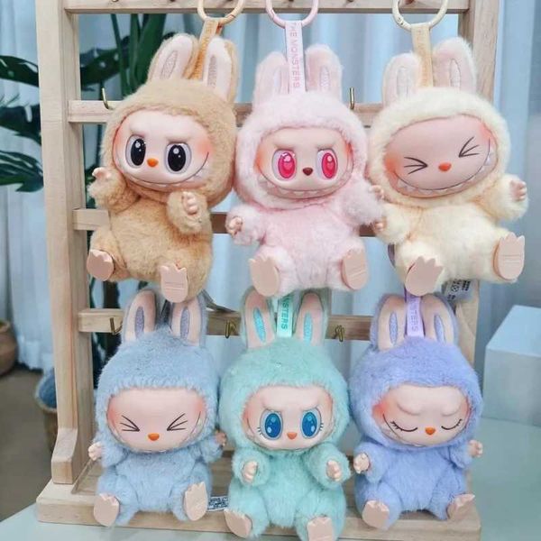 1 1 Réplica 2024 Novo reedito Labubu Anime Figura Labubu Sit-Down Par Série Vinil Pingente Decoração de Decoração de Christmas Toys Z250107