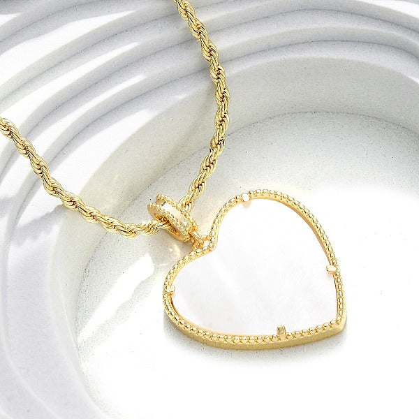 Collares colgantes de corazón de esmalte blanco de latón para mujer