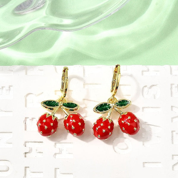 Boucles d'oreilles pendantes en laiton émaillé en forme de fraise