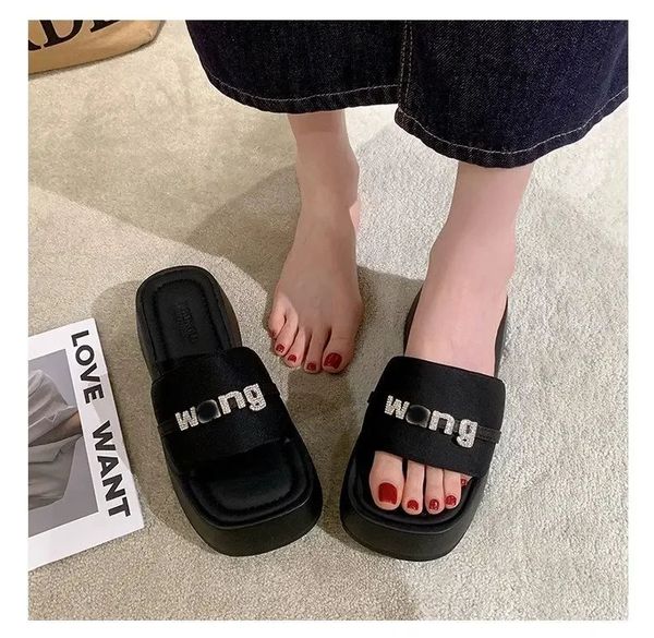 2024 Summer New Flip-flops, Wear Stylish Slippers, Suitable for Home and Out of The Flip-flops, Soft and Comfortable Slippers
