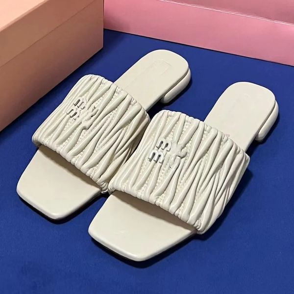 Summer Slippers Candy Color Classic Women Leisure Flip Flops Fashion Flat Bottom Sandal Letters Luxury Ladies Wrinkle Leather Women Beach Sh