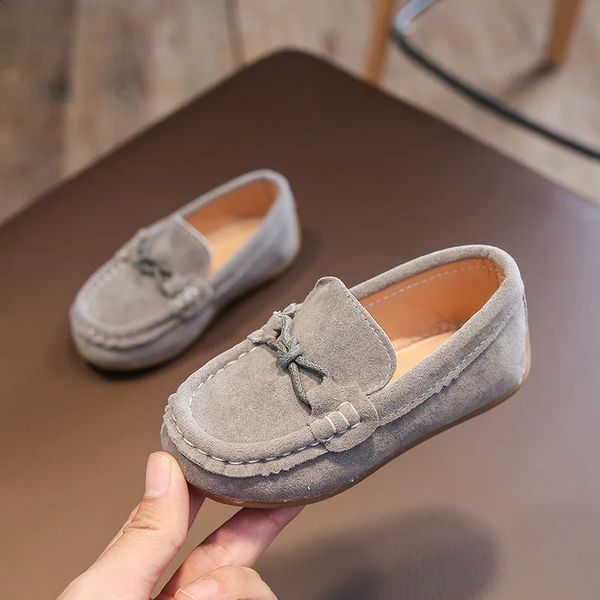 Estilo clássico Sapatos infantis Primavera Autumn Little Kids Shoes-On Shoes Slowers Casual Sneakers Girls Soft Pu Leather Mocassin 241226