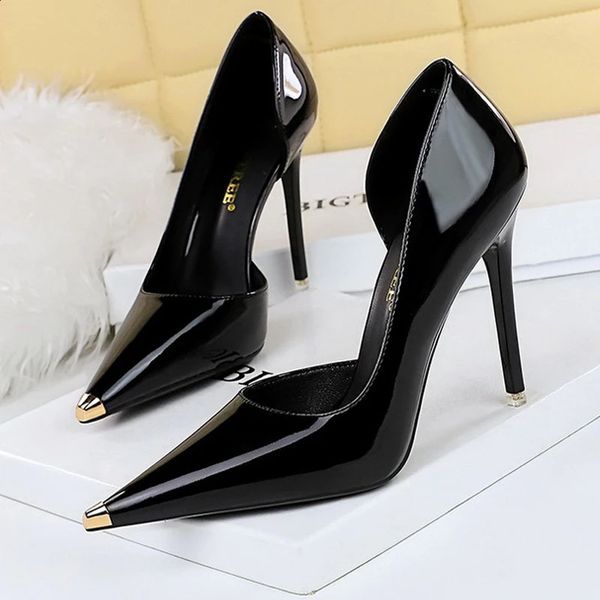 Bigtree Shoes Black Patent Leates High Saltos Altos Metal Ponto bom bombas Sapatos de festa sexy Stilettos Mulheres 7 cm 10,5 cm de salto 24