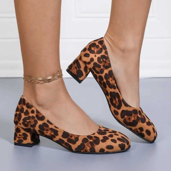 Sapatos de vestido sapatos femininos 2024 Moda rasa de saltos altos da moda Moda Office Print and Career New Slip-On Heels Women Zapatos Z24