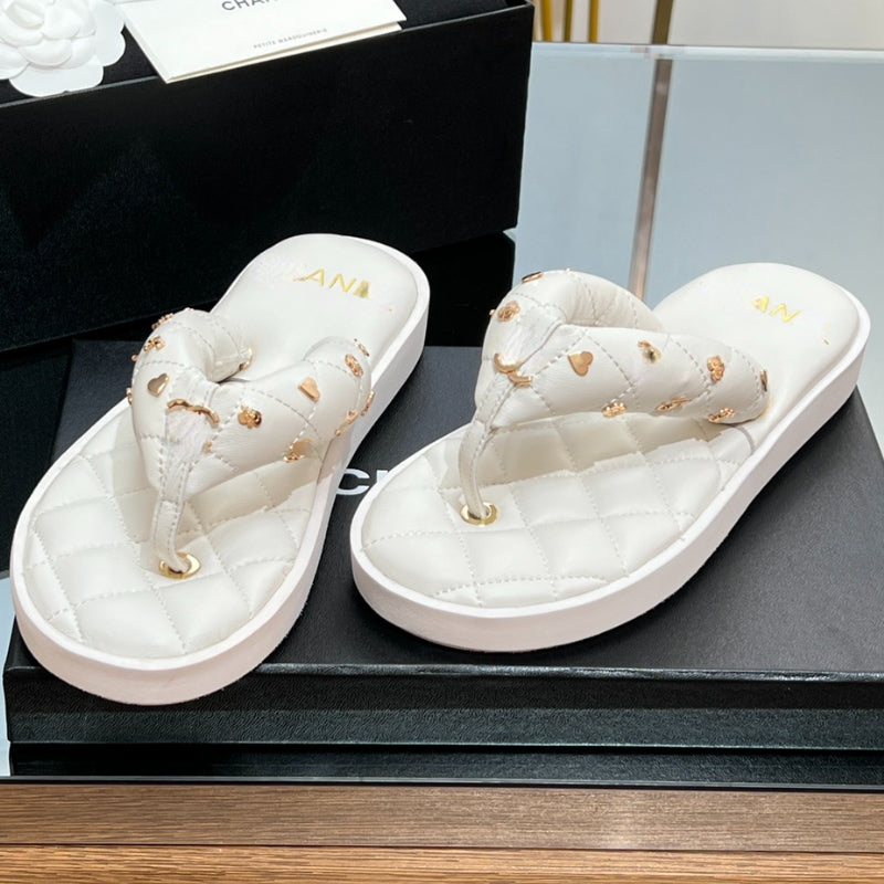 Brand Bread Slippers Classic Logo Decorate Sandals Women Flip Flops Beach Shoes