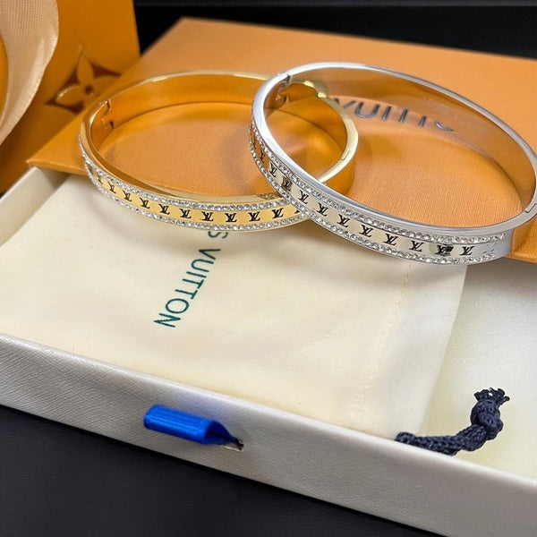 2 styles! des articles phares, mettant en valeur les vêtements d'hiver!