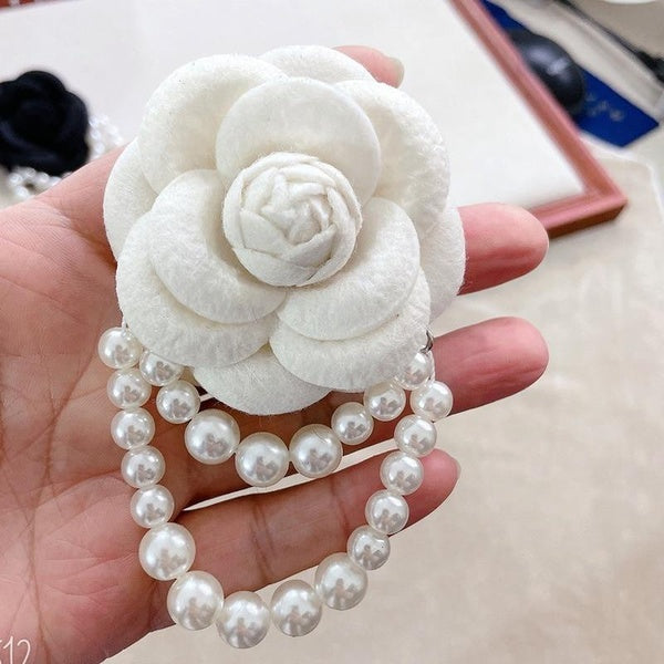 2023 Korean Fabric Camellia Flower Brooch Pins Pearl Tassel Corsage Fashion Jewelry Brooches for Women Shirt Collar Accessories Matron Inn