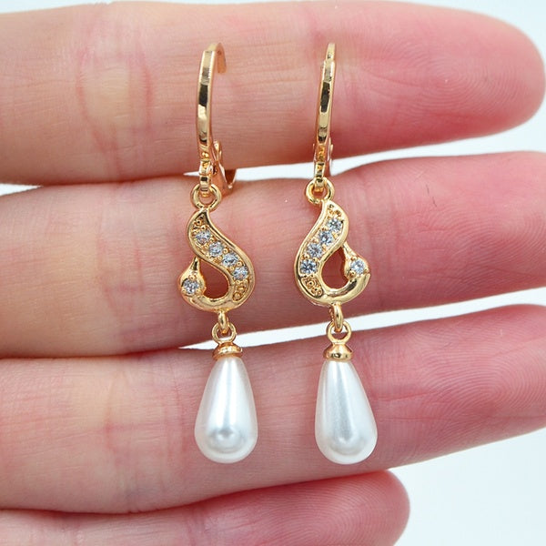 Boucles d'oreilles pendantes en forme de larme blanche avec zircon cubique transparent pour femmes