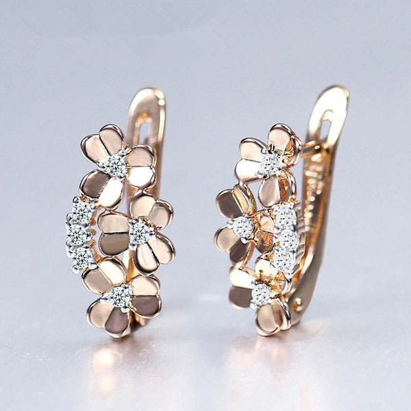 Exquisite Clover Shape Huggies Earrings Gold Ear Stud Shiny Zircon Earrings for Women Girls Cute Charming Wedding Party Valentine Jewelry Gift