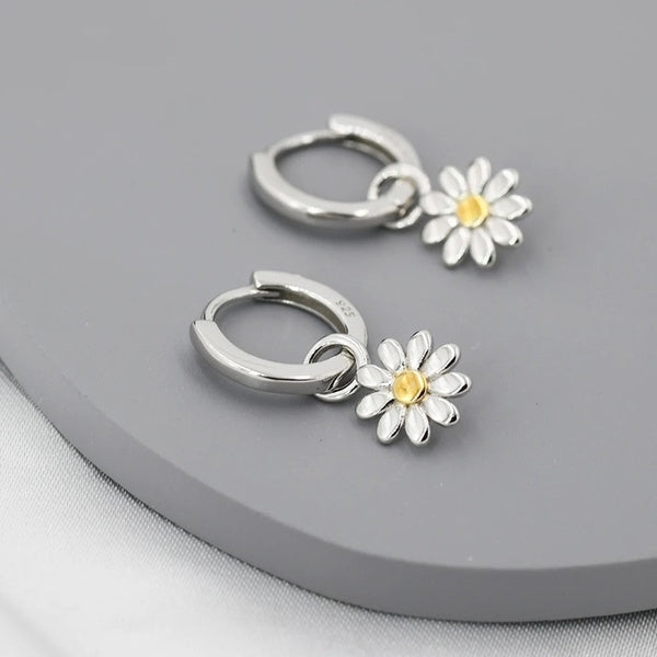 Boucles d'oreilles créoles charmées petite marguerite en argent sterling, jolies boucles d'oreilles Huggie en fleur d'émail, boucles d'oreilles amusa