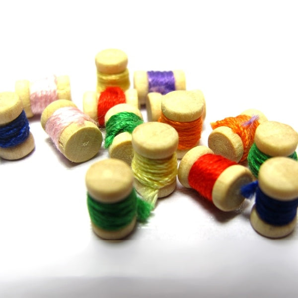 15pcs Miniature Dolls House Colorful Cotton Reels Spools of Thread Sewing Room Accessory 1:12 Scale Model