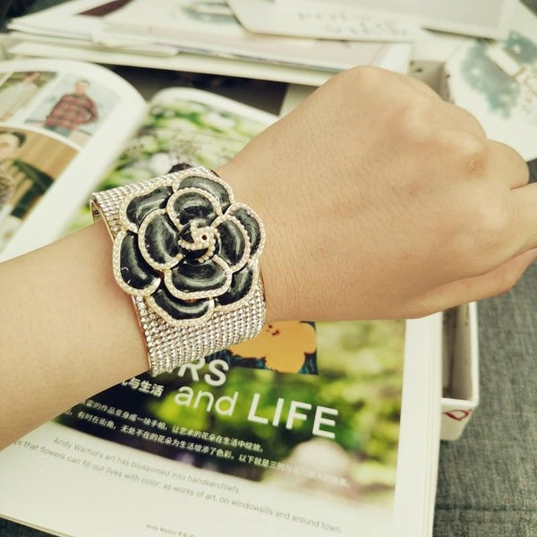 Grands bracelets de manchette de bras de fleur de camélia pour les femmes de luxe bracelets de perles accessoires de fête de charme
